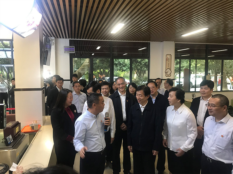 2019.10.20--2019年10月20日，民政部黃樹賢部長、浙江省王文序副省長、浙江省民政廳王劍侯廳長等各級(jí)領(lǐng)導(dǎo)蒞臨翠苑一區(qū)老年食堂、祥符街道藍(lán)孔雀社區(qū)陽光老人食堂，對(duì)智慧養(yǎng)老食堂表示肯定，并給出指導(dǎo)性建議。